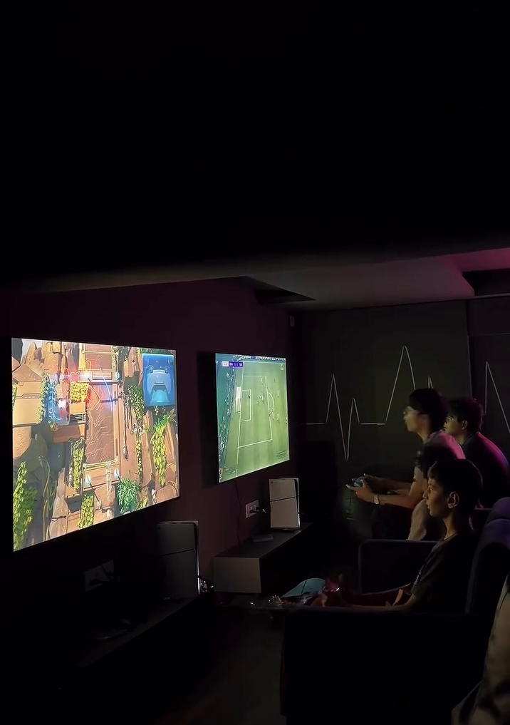 Console gaming – multiple screens